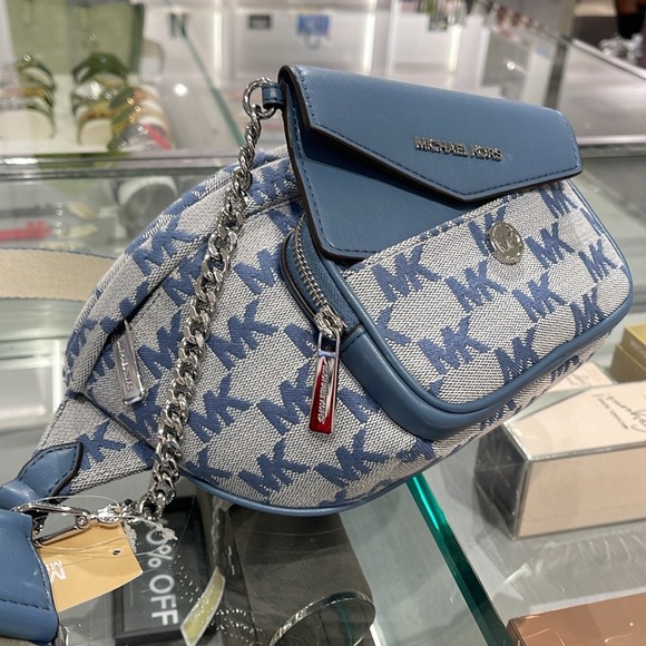 MICHAEL KORS
Maisie Large Logo 2-in-1 Sling Waist Fanny Pack Crossbody
Denim - Picture 15 of 16